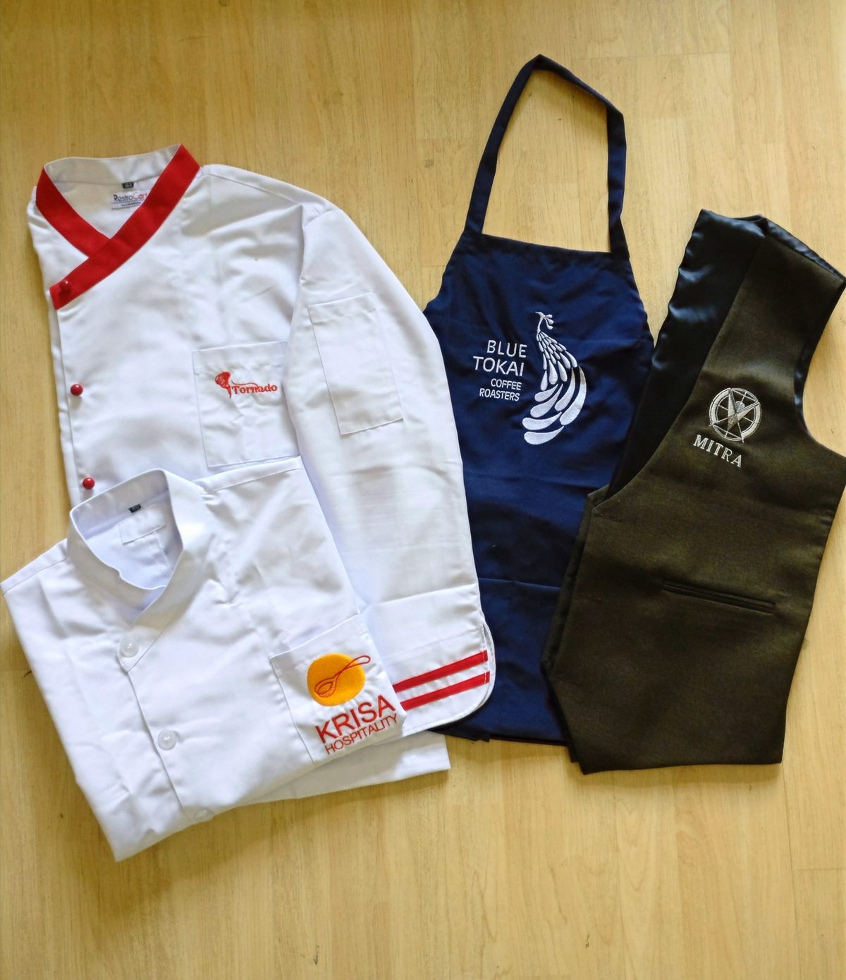 White chef coat and canvas aprons with embroidery